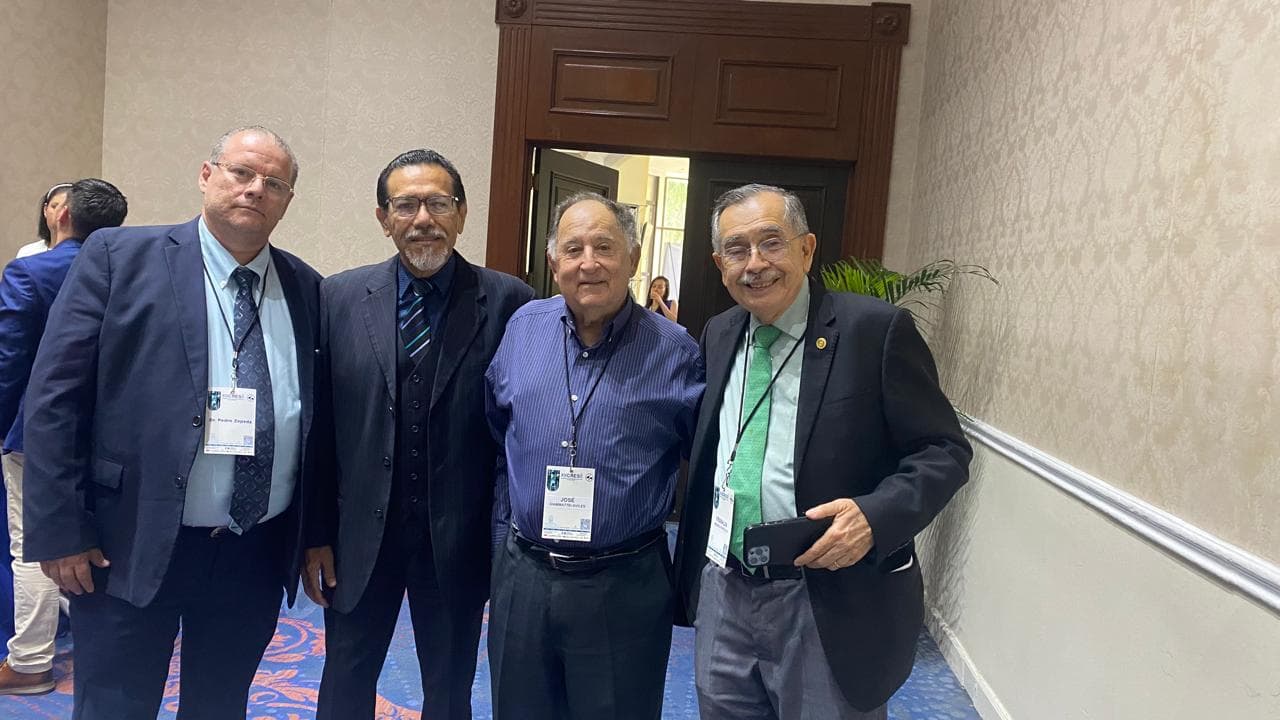 Profesionales en congreso de radiología